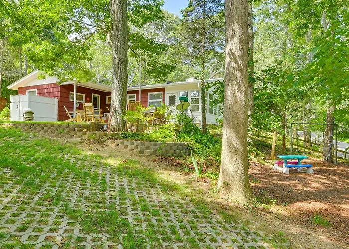 Walk To Beach: Long Island Wine Country Home!