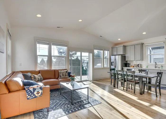 Stunning Stevenson Retreat W/ Mountain Views!