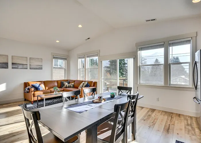 Stunning Stevenson Retreat W/ Mountain Views!