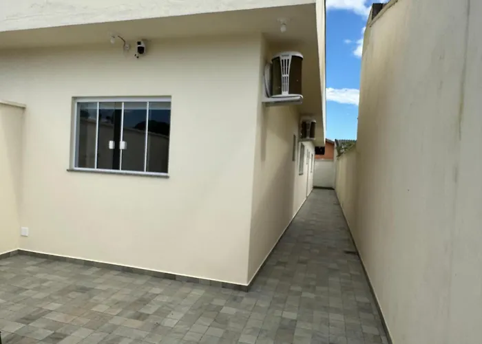 Casa nova térrea familiar com ar condicionado e estacionamento em Cananeia