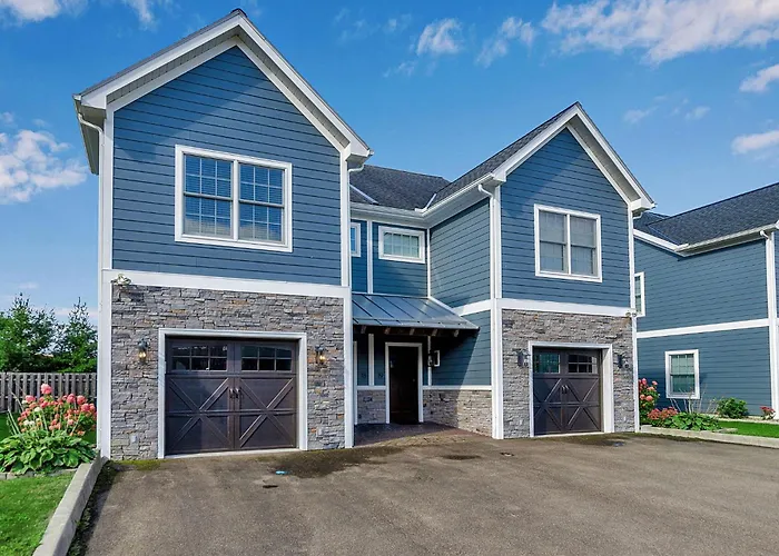 Luxurious 3-Bedroom Townhouse Walk To Village