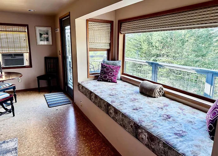 Deer Harbor Cottage & Suites