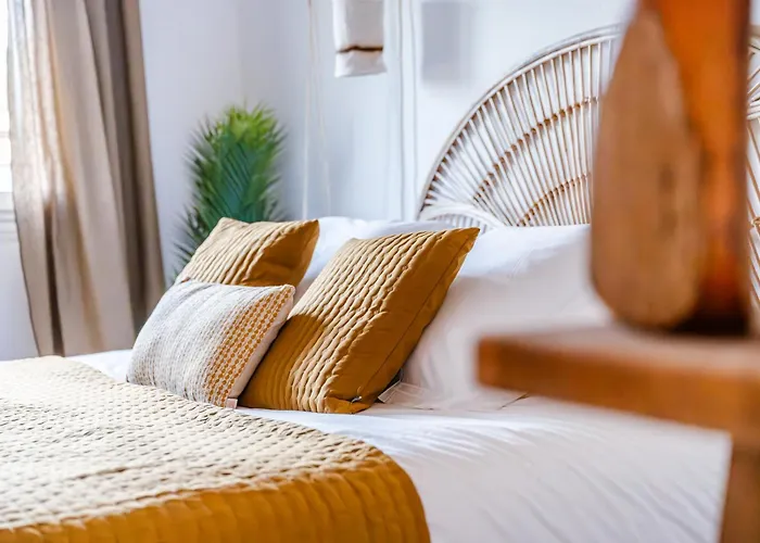 Suite Bali de 45m2 - Idéal couple - Chambre séparée - Jacuzzi baignoire balnéo - Sauna - Clim réversible - Netflix - Piscine accès partagé avec la petite copro - Bouteille de champagne offerte dès 2 nuits