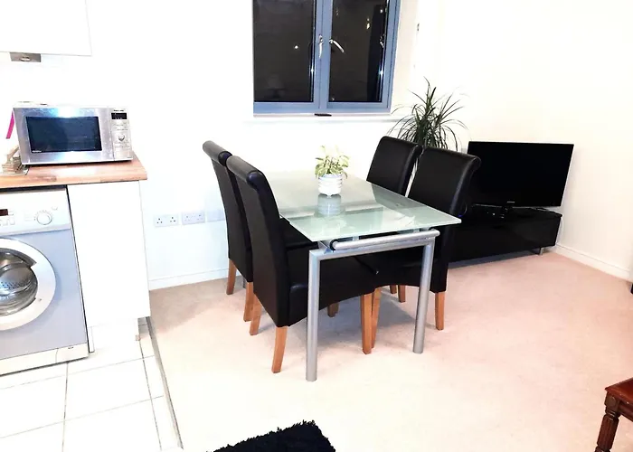 Oxford Apartment: Jericho 2BR with Parking near Transport
