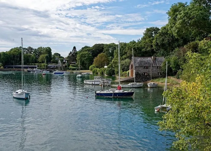 Cadre Verdoyant et Plage à Pied