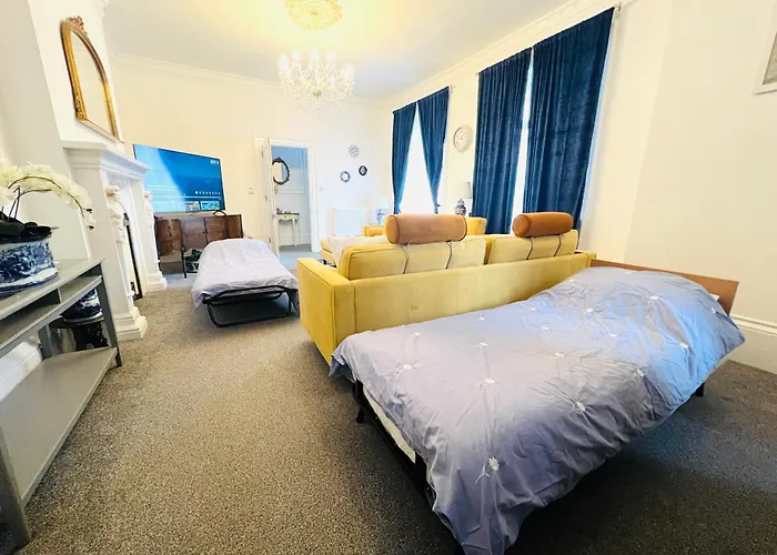 Flat 3 Marine Parade House, 1 East Cliff - Next To Dover Port, White Cliffs, Beach, Castle