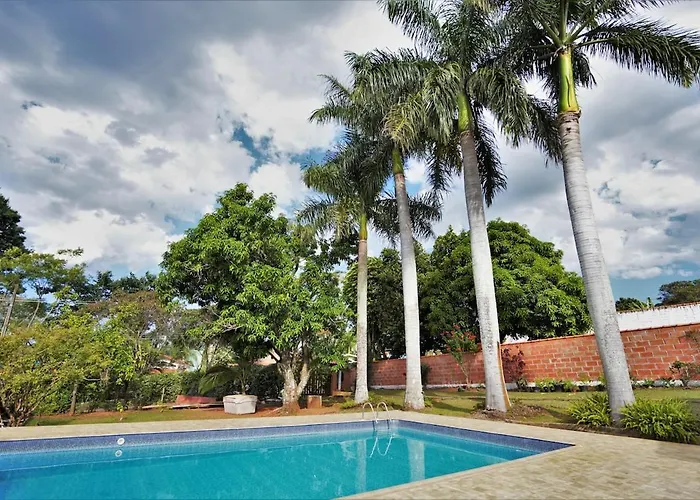 Linda chácara com piscina e churrasqueira