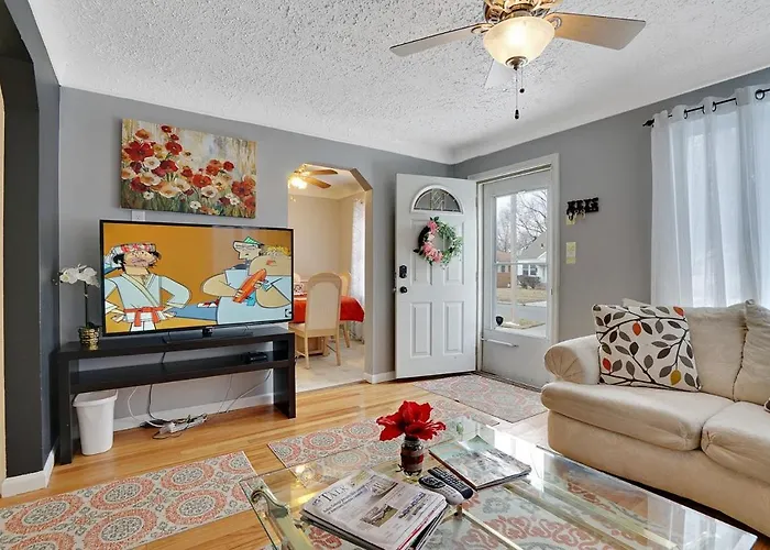 Super Cute & Cool Home With 65Inch Tv 2Baths 4 Bedrooms 2King Beds Bbq Grill Fenced Backyard