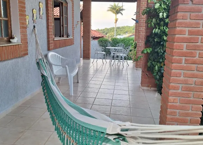 Linda chácara com piscina e churrasqueira