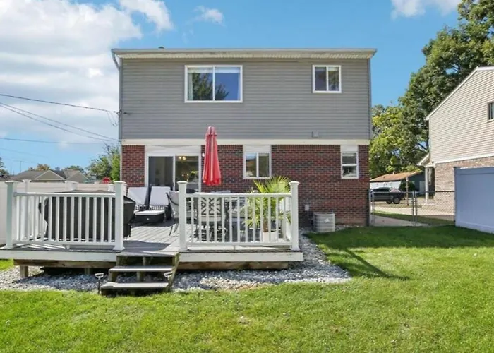 Newly Luxury Dream Home With 4 Bedroom 2 Full Bath, Full Body Massage Chair, 65Inch Tv, Nice Deck, Fenced Backyard, Private Gym