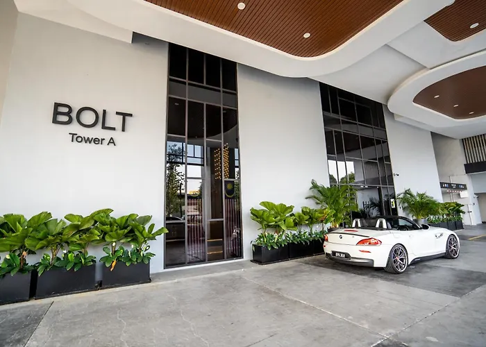 Ping Pong hotel: Skyscraper 65 Kl Highest Outdoor Bathtub Luxury Lavish Designer Suite Penthouse Lv65