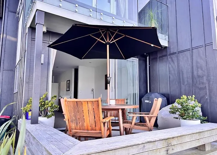 Charming Lakeview Golf Villa