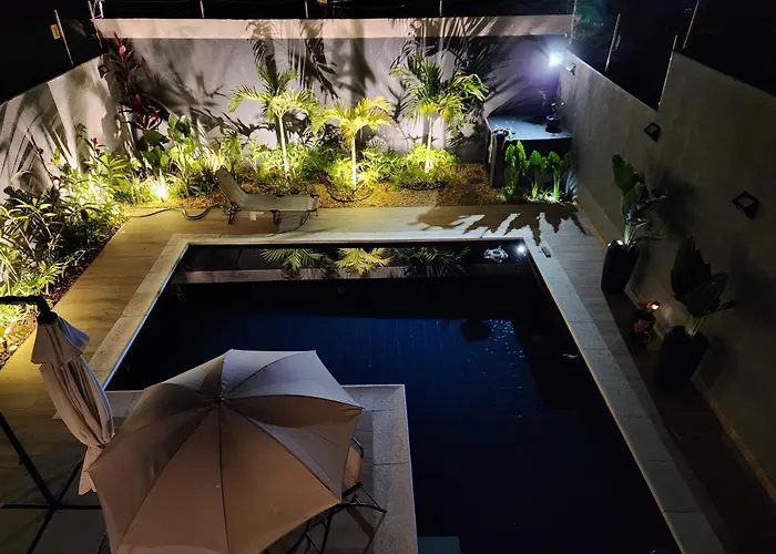 Suíte em casa familiar de luxo com piscina em Itaipu