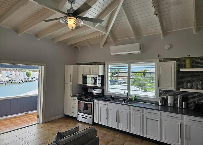 216A Upper Level, Deluxe 1 Bedroom