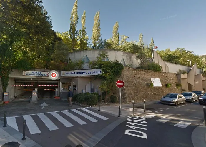 Au pied des Thermes