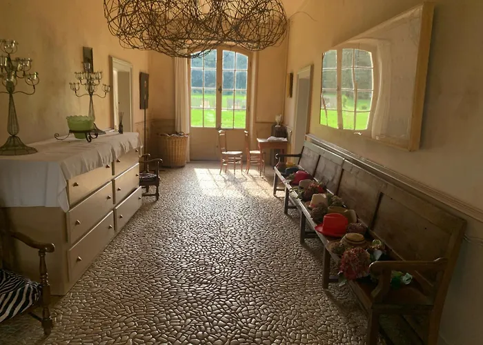 Villa avec piscine: la Chartreuse maison d artistes