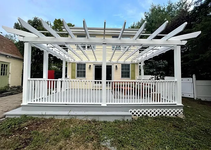 Bright, Airy Home In Hudson!