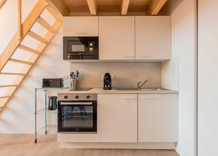 Studio pour deux en mezzanine avec petit balcon