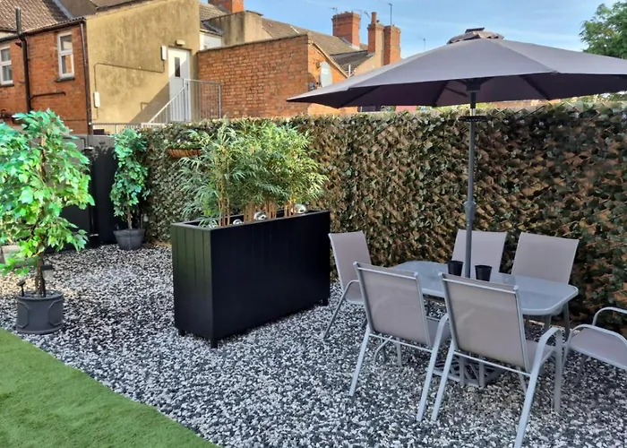 Rugby Coach House, Central Location, 5 Star Rating