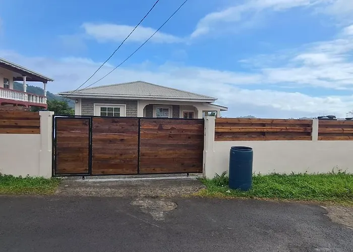 Amiah'S Residence - Spacious Two Bedroom Apartment In St George