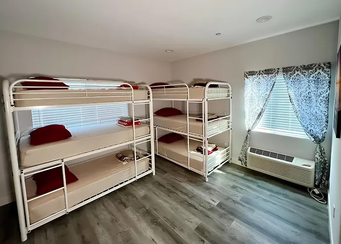 Hotel near College: Orange Hostel