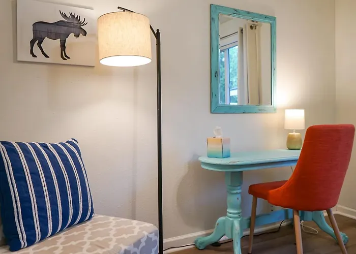 Charming Midtown Cottage Walkable & Cozy