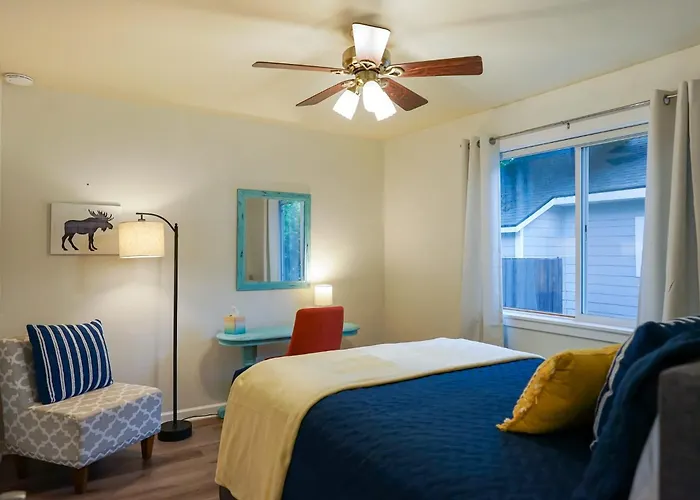 Charming Midtown Cottage Walkable & Cozy