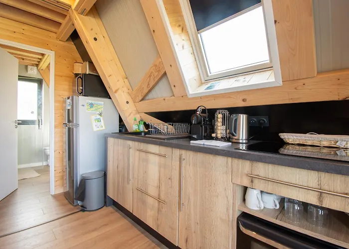Le Tipi Bleu TINY HOUSE neuve avec terrasse et jardin