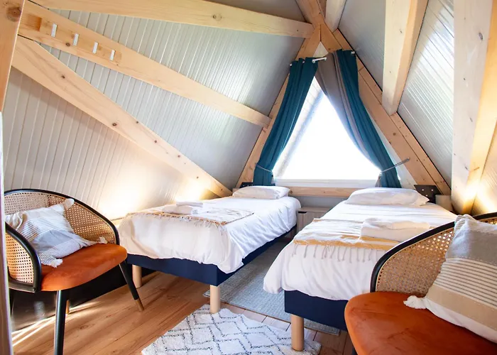 Le Tipi Bleu TINY HOUSE neuve avec terrasse et jardin