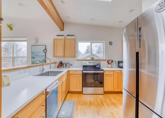 Modern Manzanita Retreat - Meredith Lodging