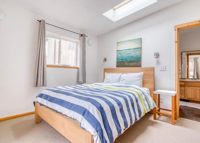 Modern Manzanita Retreat - Meredith Lodging