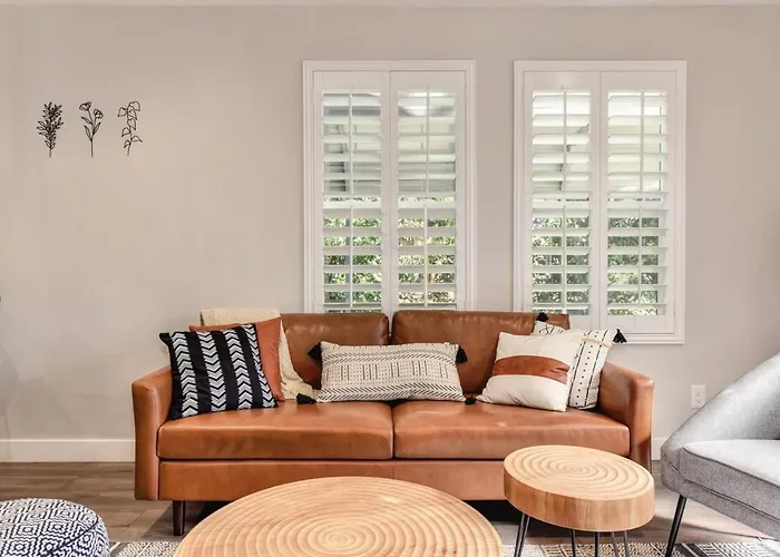 Charming Home, Near Beautiful Park And Tennis Courts!