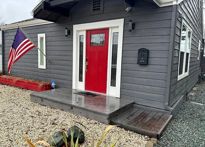 Charming Home, Near Beautiful Park And Tennis Courts!
