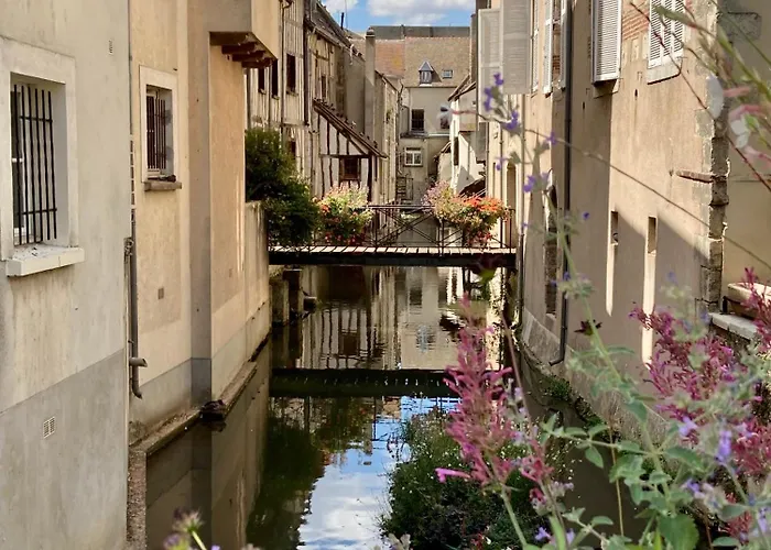 La maison Virginie 1 à 2 pers charmant central-parking gratuit- linge- fibre- proximité port lac canal piscine
