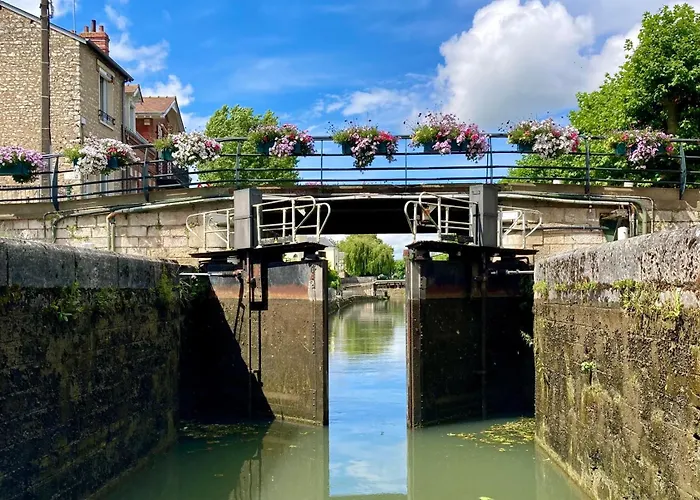 La maison Virginie 1 à 2 pers charmant central-parking gratuit- linge- fibre- proximité port lac canal piscine