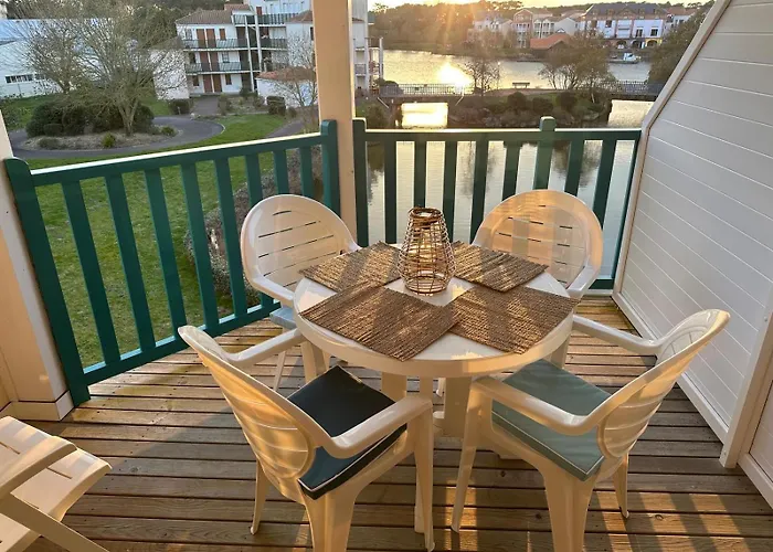 Fleurs du lac studio 2 adultes et 2 enfants avec terrasse vue sur le lac et accès parc aquatique gratuit