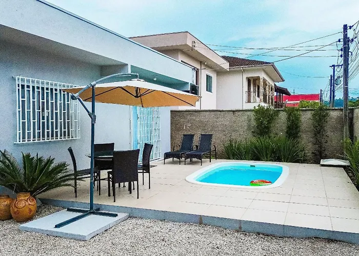 Casa c/ piscina e churrasqueira para até 6 pessoas