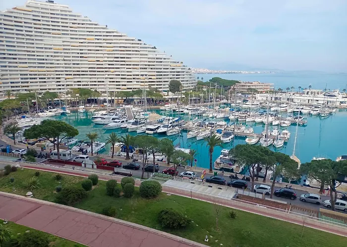 Grand studio vue mer à Marina Baie des Anges