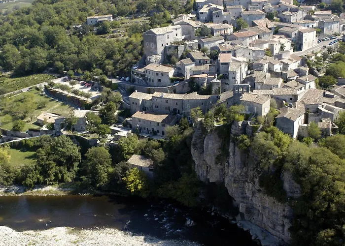maison pierre et voûte au cœur du village