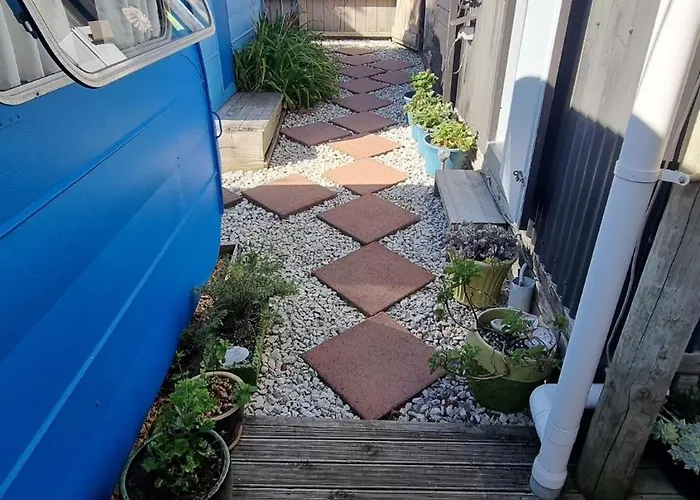 Raglan West Retro Beach Vibe Accommodation
