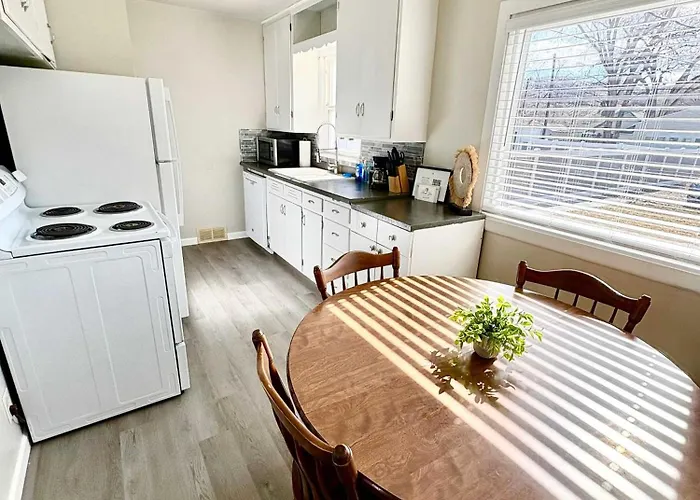 Historic 2 Bedroom Home In Old Town-Main Floor
