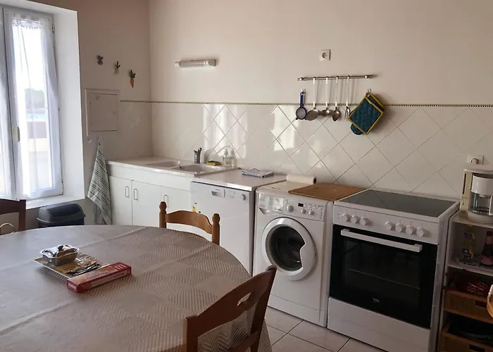 maison de pêcheur face à la plage du plan d'eau