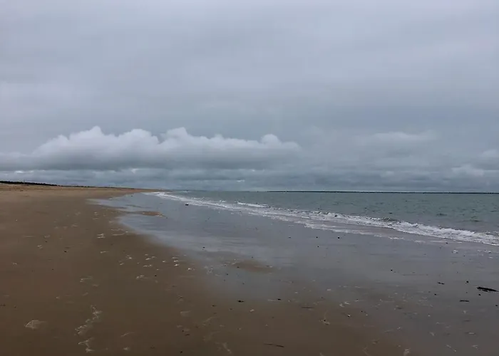 maison de pêcheur face à la plage du plan d'eau
