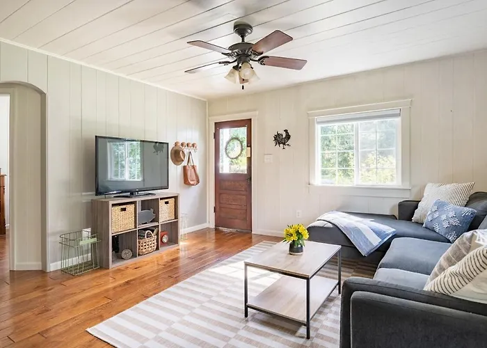 Relaxing Farm Retreat- Fresh Eggs With Every Stay!
