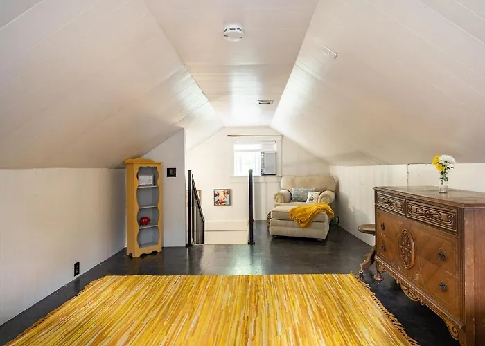 Relaxing Farm Retreat- Fresh Eggs With Every Stay!