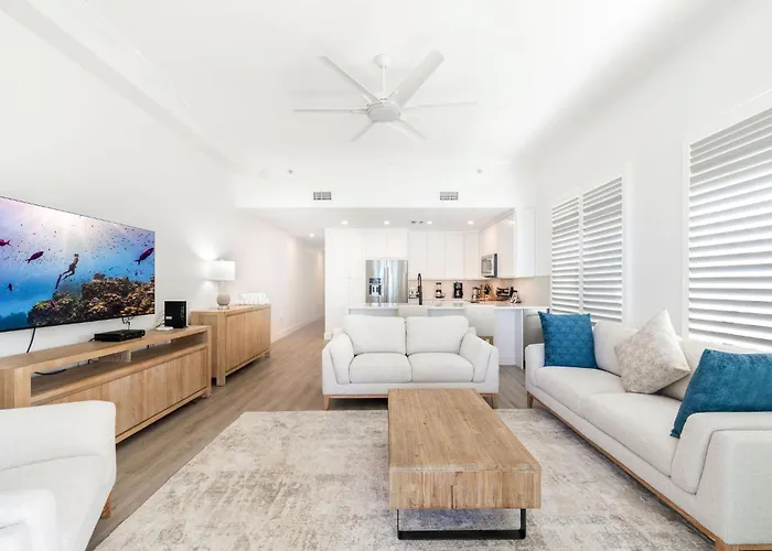 Beachfront 2Br Walk-Out Pool, Snorkel, 7 Mile