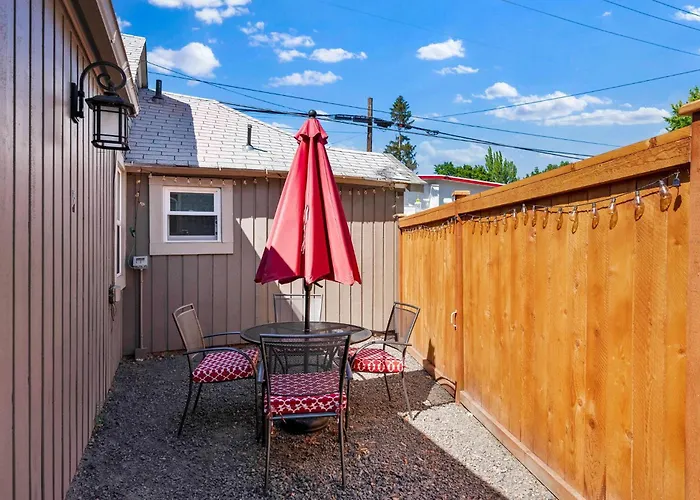 Walk To Lake & Downtown - Historic Cda Cottage