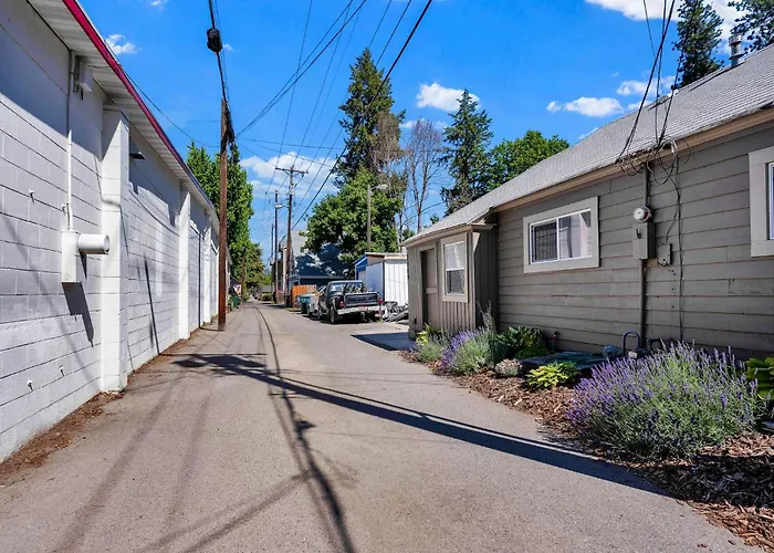 Walk To Lake & Downtown - Historic Cda Cottage
