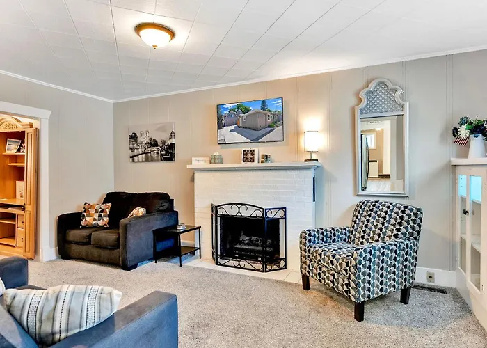 Walk To Lake & Downtown - Historic Cda Cottage