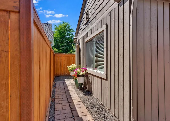 Walk To Lake & Downtown - Historic Cda Cottage